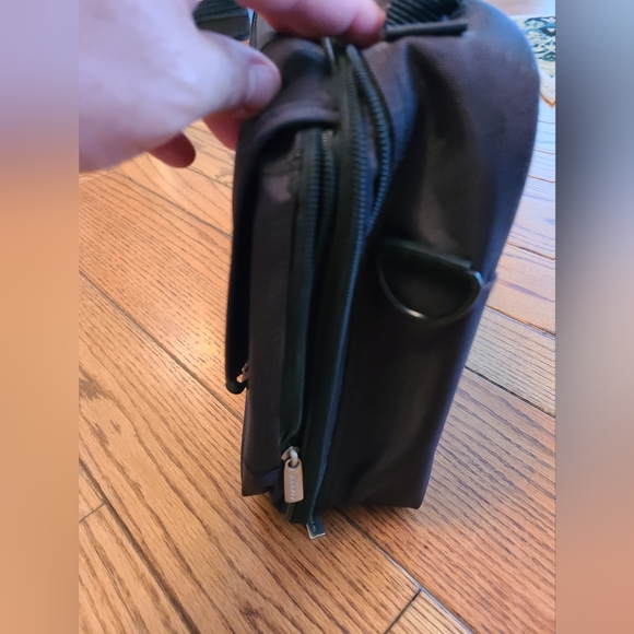 Targus DVD401 Portable DVD Carrying Case with handle - Picture 6 of 11